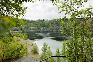 Hier ist der Ausblick auf den Steinbruchteich in Feilitzsch zu sehen.